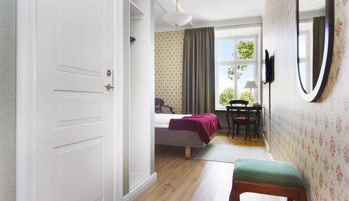 Habitación estándar con 1 cama doble o 2 individuales, baño privado, vistas parciales al mar
