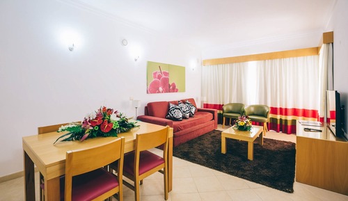 Deluxe One Bedroom Apartment (4 Adults)