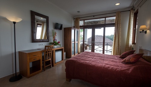 Habitación doble superior, vistas parciales al mar