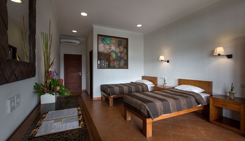 Habitación estándar con 2 camas individuales, vistas a la piscina