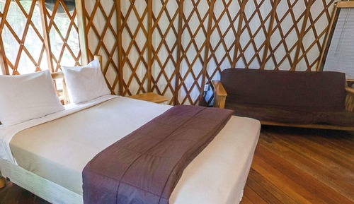 Estudio, no fumadores, vistas a la colina (Hillside Yurt,No Pets,Linens Included)