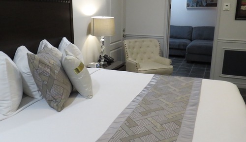 Suite, en esquina (no water view)