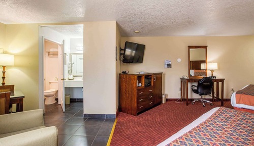 Suite, barras de apoyo en la bañera, no fumadores (1 King & 1 Queen Bed, Mobility Access)