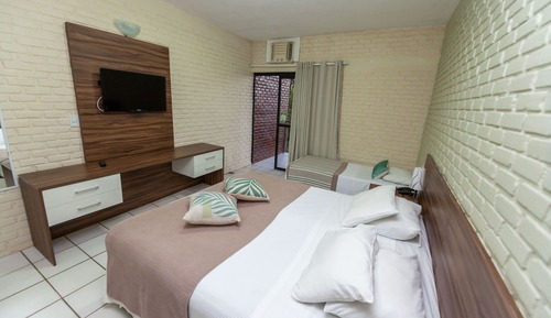 Habitación estándar con 1 cama doble o 2 individuales, varias camas, vistas parciales al mar
