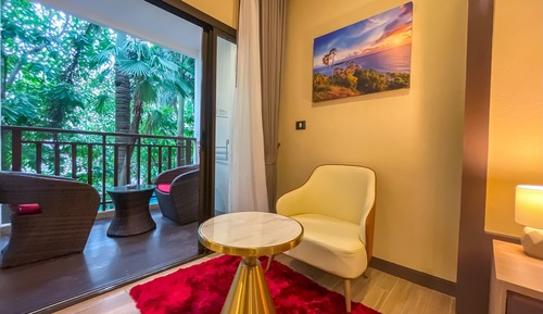 Deluxe Balcony King Garden View