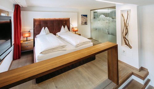 Superior Apartment, 2 Bedrooms, Sauna, Mountain View.