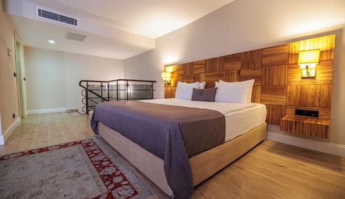 Dúplex, no fumadores (1 Queen Bed, 3 Single Beds, Suite)