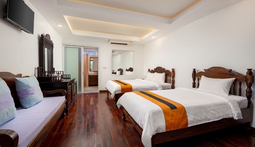 Habitación triple Deluxe, vistas a la piscina (1 King Bed & 1 Single Bed)