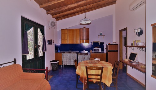 Villa familiar, 2 habitaciones, cocina básica, vistas al jardín