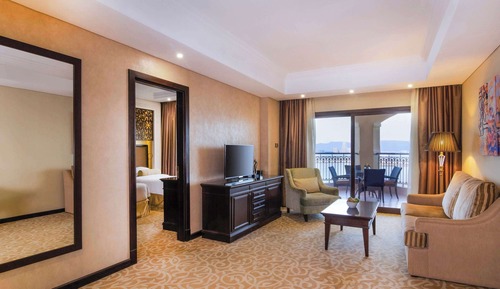 Suite, 1 habitación, balcón (1 king, living & dining area, Marjan)