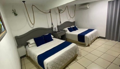 2 Queen Beds / Guest Room