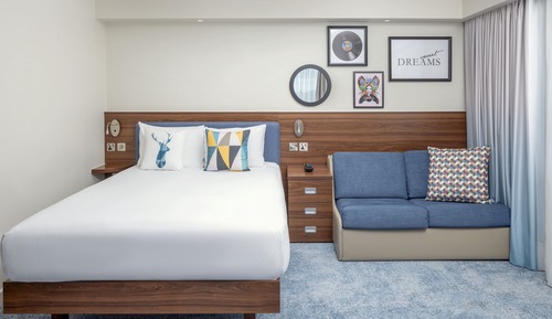 Habitación, 1 cama de matrimonio con sofá cama, en esquina
