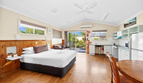 Deluxe Cabin Accessible - Sleeps 4 - Dog Friendly
