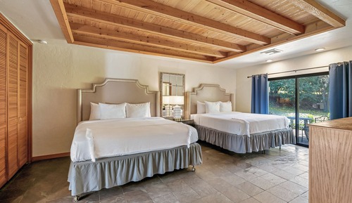 Habitación, varias camas, junto a la piscina