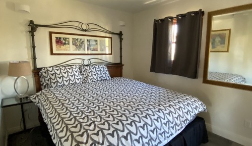 Ground Floor 1 Bedroom King+Couch Bed