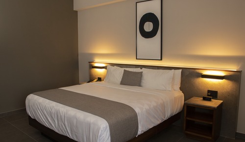 Habitación Deluxe doble, 1 cama de matrimonio grande, vistas a la ciudad
