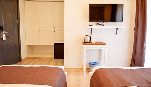 Habitación estándar con 2 camas individuales, varias camas, vistas al patio
