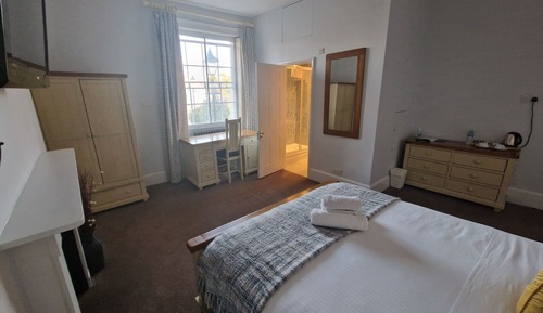 Habitación Deluxe doble, 1 cama de matrimonio grande, baño privado, vistas a la ciudad