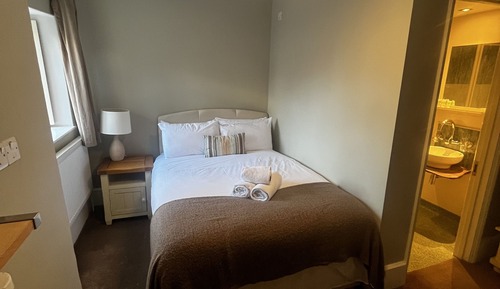 Habitación económica doble, 1 cama doble, baño privado