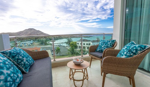 Apartamento de lujo, 1 cama de matrimonio grande con sofá cama, balcón, vistas al mar
