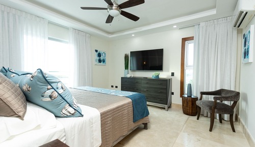 Apartamento de lujo, 1 cama de matrimonio grande con sofá cama, balcón, vistas al mar