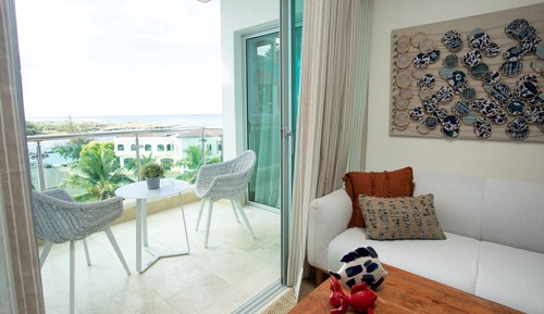 Apartamento de lujo, 1 cama de matrimonio grande con sofá cama, balcón, vistas al mar