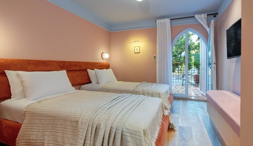 Habitación con 2 camas individuales, balcón