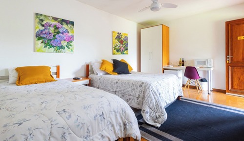Habitación triple (without AC, 1 Double + 1 Single bed)