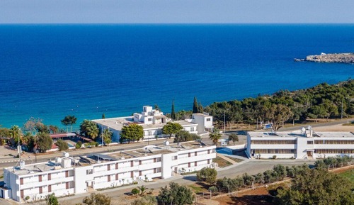 Estudio clásico, vistas al mar, en la zona del jardín