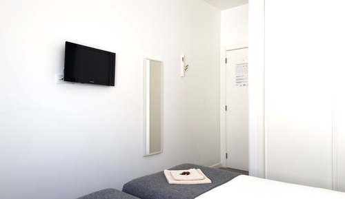 Habitación básica con 2 camas individuales