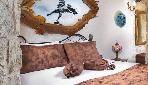 Deluxe Cave Room