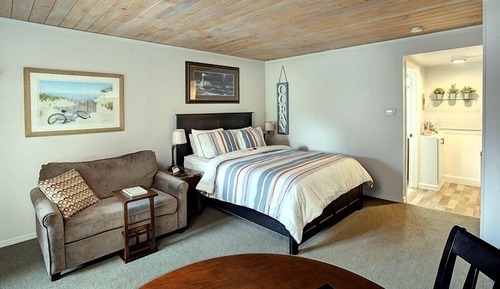 Room, 1 Queen Bed, Pool View, Pet Friendly