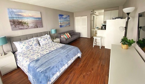 Habitación triple panorámica, cocina básica, vistas al mar