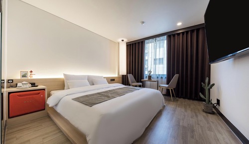 Room (Standard Cinema (LG 70-inch large TV/)