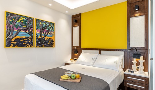 GOLD SUITE, JACUZZI, PARTIAL SEA AND CITY VIEW