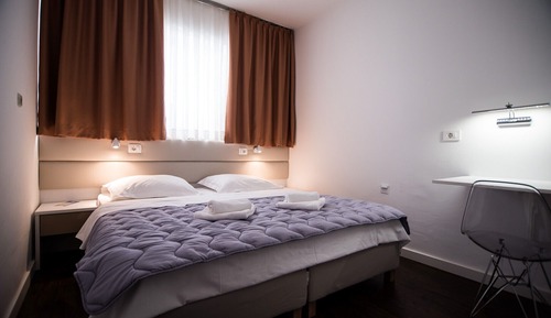 Habitación básica con 1 cama doble o 2 individuales