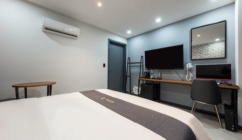 Room (Standard (Breakfast included Netflix )