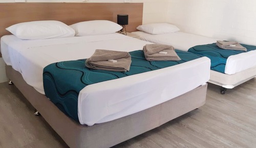 Habitación Deluxe con 1 cama doble o 2 individuales, varias camas, planta baja