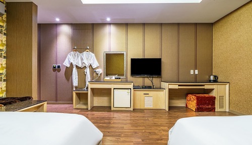 Room (Twin)