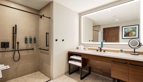 Habitación, 2 camas de matrimonio, accesible para personas con discapacidad (Roll-In Shower)