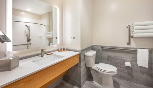 Habitación, 2 camas de matrimonio, accesible para personas con discapacidad (Roll-in Shower)