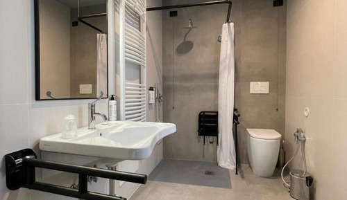 Habitación básica con 1 cama doble o 2 individuales, accesible para personas con discapacidad