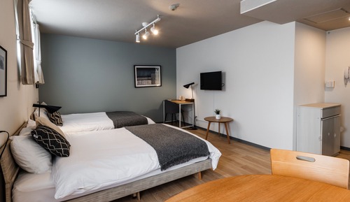 Habitación básica con 1 cama doble o 2 individuales, 2 camas dobles, no fumadores (No Elevator)