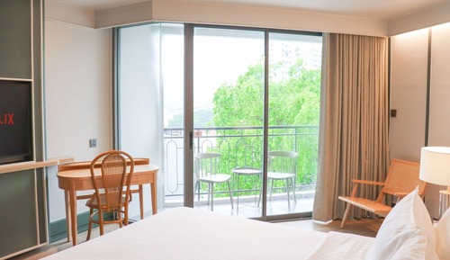 Habitación superior, 1 cama de matrimonio grande, balcón, vistas a la ciudad