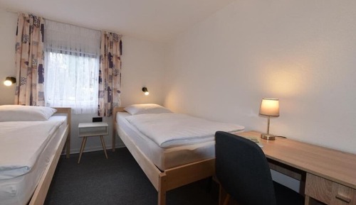 Habitación económica con 2 camas individuales, baño compartido, vistas al jardín