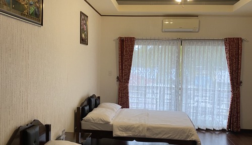 Habitación estándar con 1 cama doble o 2 individuales, vistas a la montaña