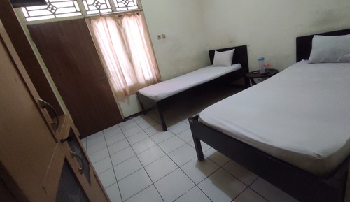 Habitación básica con 2 camas individuales