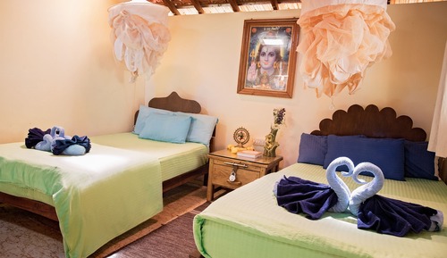 Habitación con 2 camas individuales, baño privado, junto a la playa