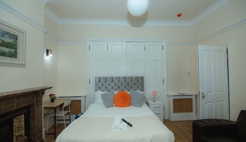 Habitación doble superior, 1 cama de matrimonio grande con sofá cama, baño compartido
