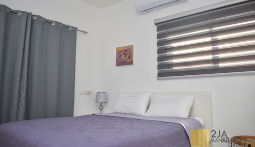Apartamento económico, 1 cama de matrimonio grande con sofá cama